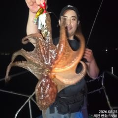 오늘도 쫙~쫙 달라붙는 야간~돌문어 마리수 잡으러 출조 갑니다@ 목,금,토요일~몇 자리 예약가능 사진