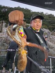 삼천포 마린보이 9. 20. 야간문어 초대박 조황으로 즐겁게 입항했습니다.
