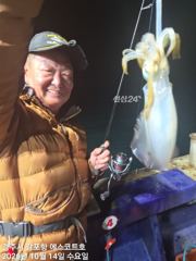 불빛속에서 낚아내는 무늬오징어 ~~주간 대삼치및방어 야간 무늬오징어 예약중 입니다